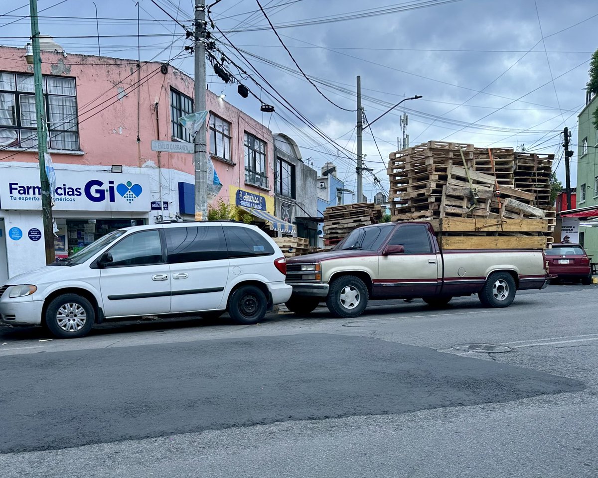 increible_Sr_X's tweet photo. A quién de la @A_VCarranza o del @GobCDMX corrompe o quien cobra el #soborno al Sr Don Vxrgas para hacer lo que se le hincha la gana. Cierra la calle @LaSEMOVI cuando se le antoja en Oriente 150  y Emilio Carranza, @ColMoctezumaDF y nadie hace nada. Ni una patrulla @UCS_GCDMX https://t.co/a2mJynytKy