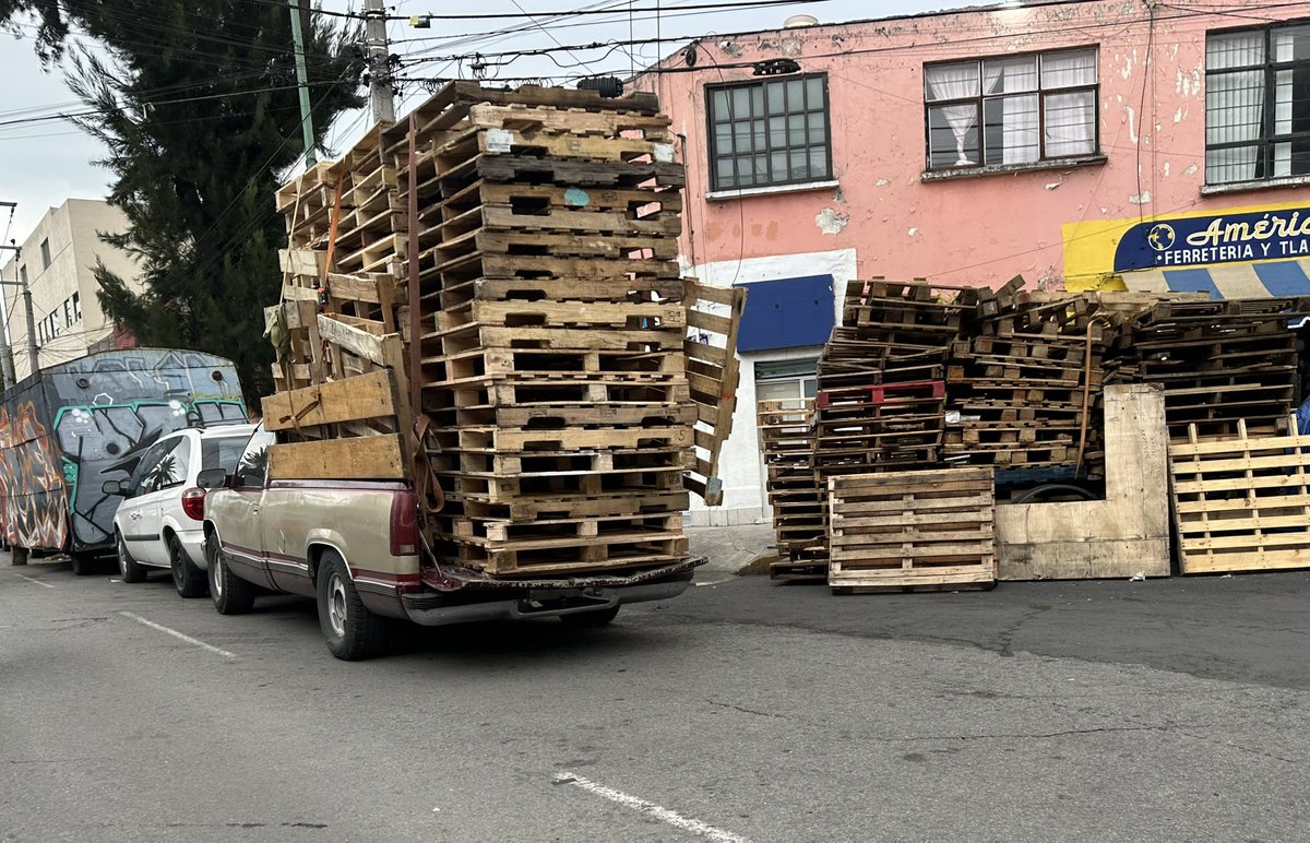 increible_Sr_X's tweet photo. A quién de la @A_VCarranza o del @GobCDMX corrompe o quien cobra el #soborno al Sr Don Vxrgas para hacer lo que se le hincha la gana. Cierra la calle @LaSEMOVI cuando se le antoja en Oriente 150  y Emilio Carranza, @ColMoctezumaDF y nadie hace nada. Ni una patrulla @UCS_GCDMX https://t.co/a2mJynytKy