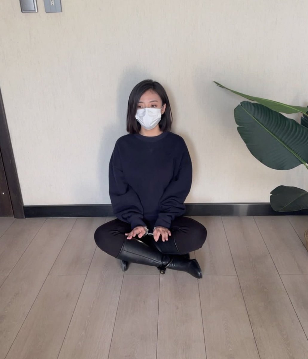 vipuljai123's tweet photo. 长靴女犯
模特：宋佳男
 #女囚 #女犯 #囚犯 #监狱 https://t.co/Bt1RCLlyov