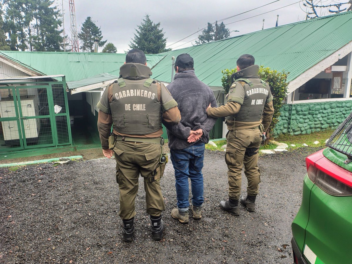 CarabLosRios's tweet photo. En el sector rural de #Curaco, Carabineros de la 5ªComisaría #Panguipulli detuvo a adulto por apropiación indebida, recuperando una camioneta con encargo policial.
#OrdenyPatria https://t.co/9hHVBVlyWQ