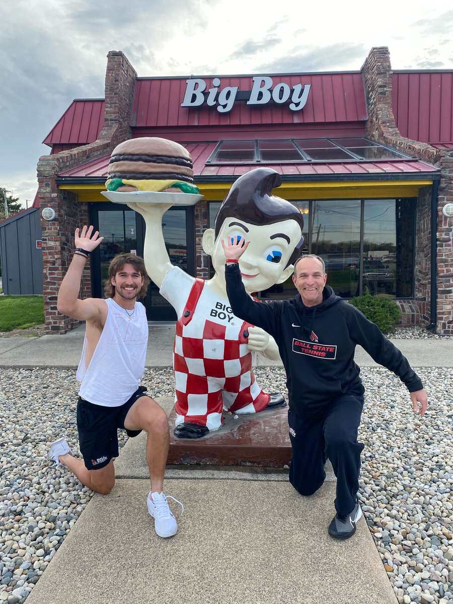 Parsa_Nemati's tweet image. #FatherAndSonDoubleBomb 💣🔥
After 3 seasons as the assistant coach at his alma mater @BallStateMTNS, Gene Orlando will be the new head coach. Previously was @MSU_MTennis HC for 31 seasons.
After 1 season as a MSU asst. coach, son Vince is the new @OleMissMTennis asst. coach.