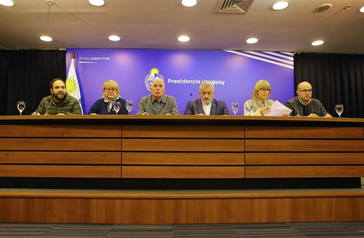 El lunes, el Presidente de ASSE encabezó la conferencia que decretó la alerta roja por el frío.
El miércoles se fue 17 días de licencia, dejando un directorio desintegrado, sin poder tomar decisiones.
¿Nadie le avisó que no era el mejor momento para tomarse licencia?
¿Ese es el