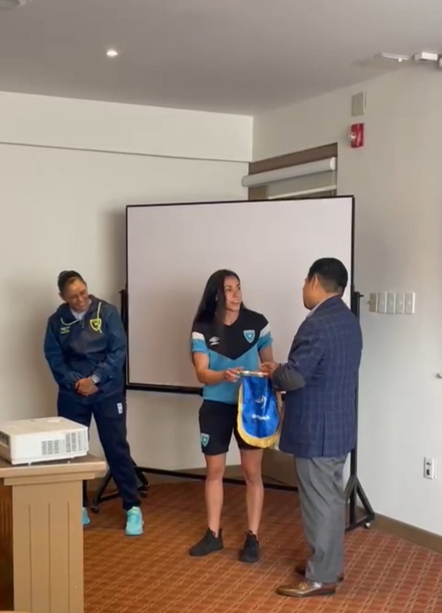 🇬🇹 La <a href="/EmbaGuaEcuador/">Embajada de Guatemala en Ecuador</a> visitó a la Selección Mayor Femenina de Fútbol en su hotel de concentración, para darles la bienvenida y felicitarlas por representar al país en sus partidos de preparación ante #Ecuador.
#GuatemalaEnEcuador #SelecciónFemeninaGT  #VamosGuate <a href="/fedefut_oficial/">FFG🇬🇹</a>