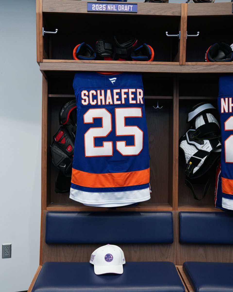 Officially added to the War Room. 💙🧡💜

#Isles | <a href="/UBS/">UBS</a>