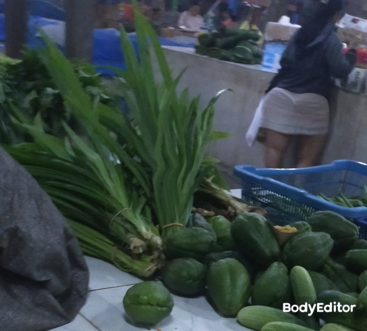 Pas bantu orang tua jualan ehh lihat ibu" pakai dasteran gede banget lgi bookongnya truus mulus . Jadi penginn nyobain ☺️🤤🤤