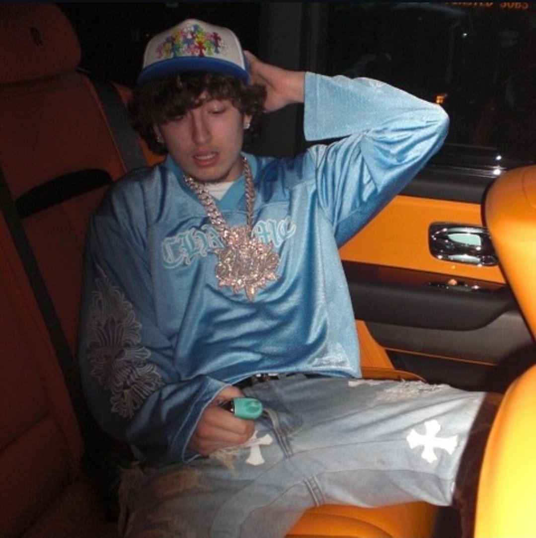 DepressedJakass's tweet image. Lil durk wake up.. luh smirkio wake up, your new celly is here. He wants to be a thug just like you