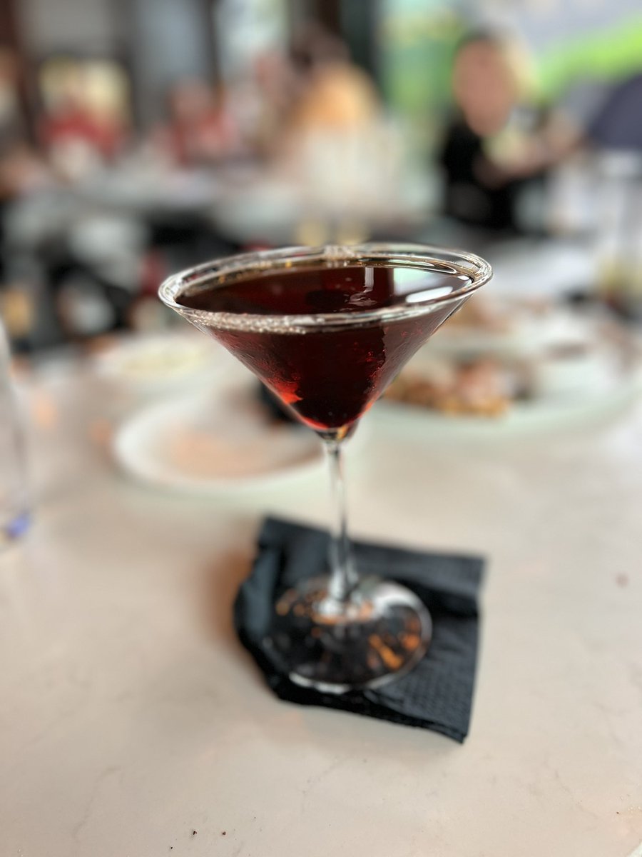 You know I love a creamy pint of Guinness. But my go to cocktail of choice recently has been the American Classic, the Manhattan. 🤌