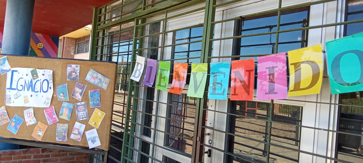 En  la tarde de hoy, viernes 27 de junio visité a toda la escuela 268 de  tiempo completo en Pinar Norte, cerca del Autódromo. Los niños de 5to  representaron mi obra de teatro "Carta de amor con destino equivocado"  dirigidos por dos mamás. Hermoso encuentro. Gracias!