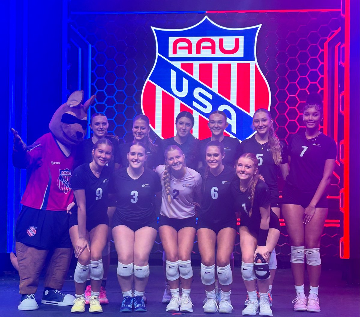This team was like family and I had so much fun playing with them this season! We all grew as players and I can’t wait to see what the future has in store for each one of you! Love all you girls! 💙🏐

#setter #volleyballteam #ds #teammate #family #volleyball #classof2027