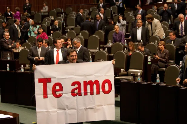 TinteroDMetztli's tweet photo. Y así, yendo de lo agresivo a lo romántico, quien fuera candidato por el extinto Frente Democrático Nacional (FDN) en 1988, fundador del PRD, diputado federal por el PT en 3 legislaturas y actual presidente del senado, tiene 37 largos años, mamando del erario y haciendo berrinche https://t.co/Z0GaoFE3cn