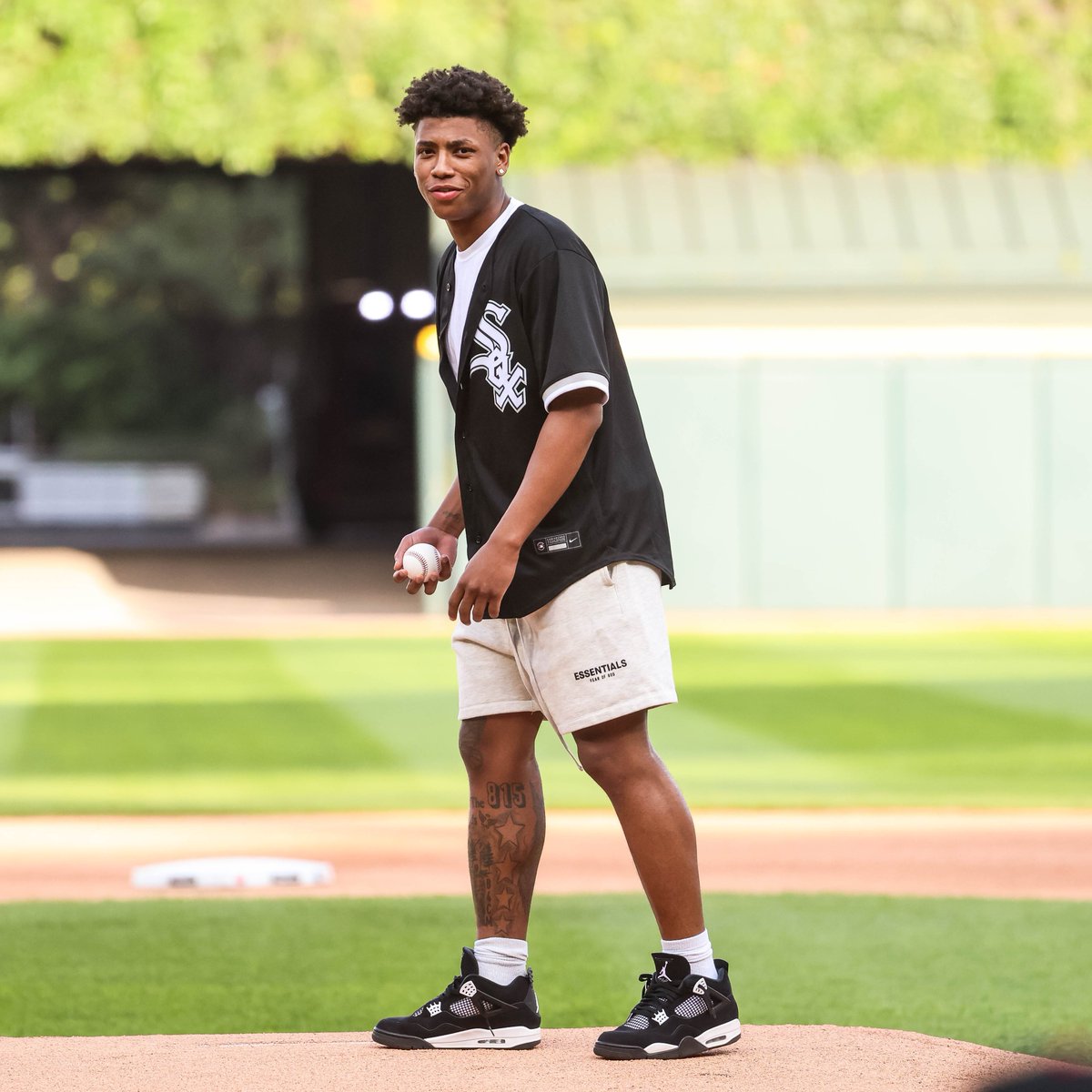 CHISOX Athlete, Jeremy Fears Jr., with tonight's first pitch! 🔥