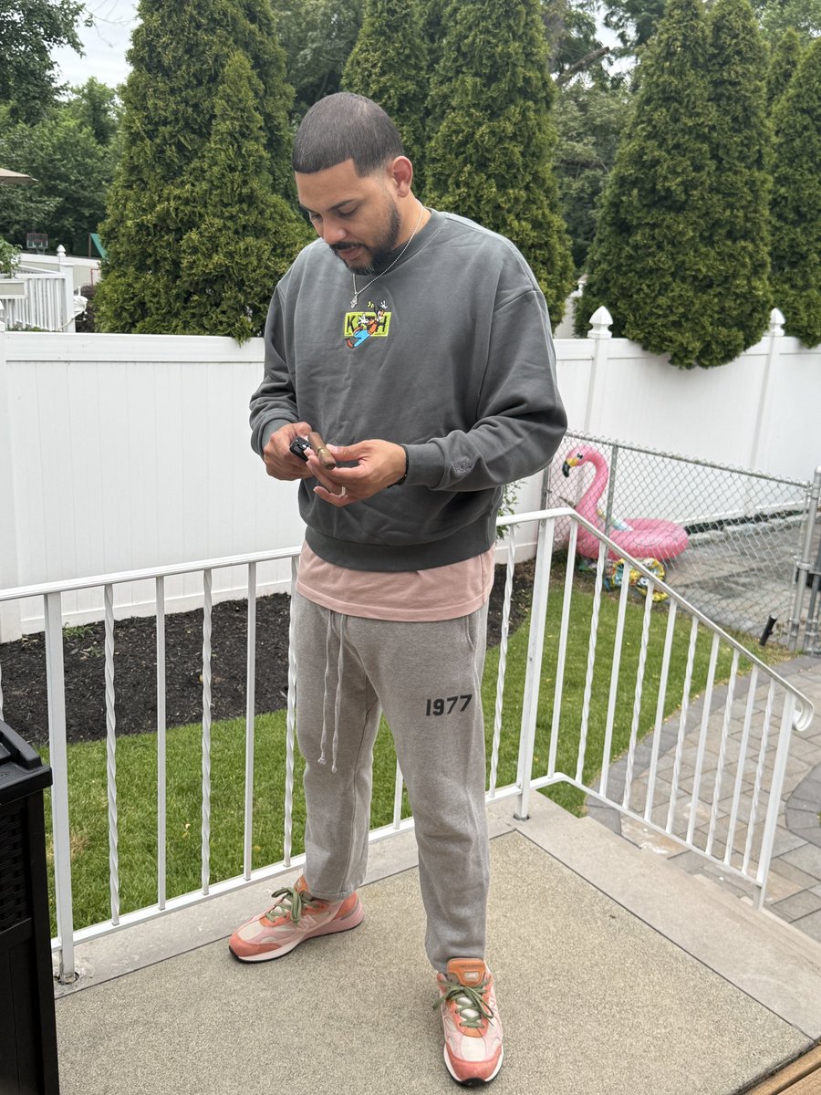 JonathanPagan's tweet image. Friday Evening with the Aged Well JFG’s! Smoking an evening Cigar MonteCristo 1935 Anniversary! Salud! To all enjoying there Friday Evening!