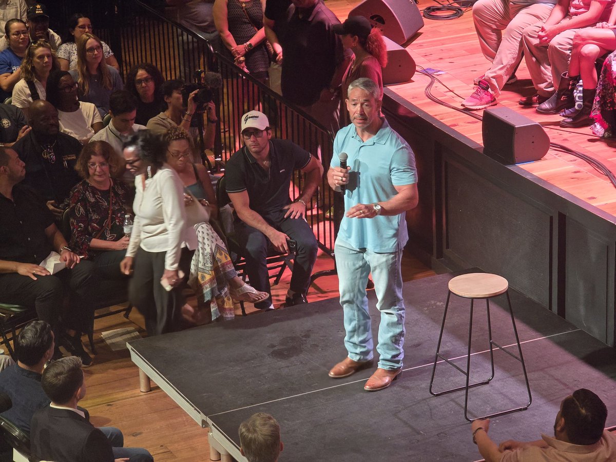 Ron Nirenberg at Beto rally - full house