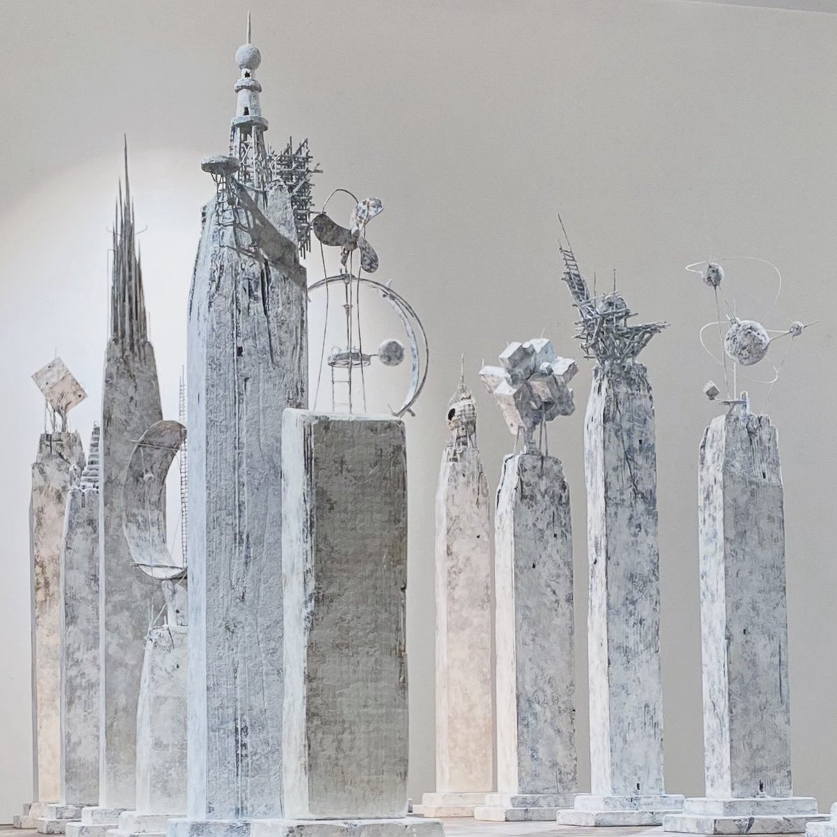 sandscape_info's tweet image. 本日最終日となりました。
個展「空の途中の設計図」
28日(土)13:00〜19:00
天満・天五のギャラリーhitotoさんにて
hitoto.info/sorano/
お見逃しなく!
#hitoto #ギャラリー #黒田武志 #kurodatakeshi #空の途中の設計図 #天満 #塔 #オプジェ #塔のある風景 #架空建築 #未来の遺跡
