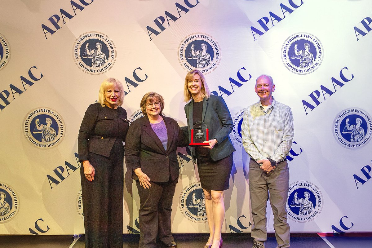 Rachel1Mitchell's tweet image. This week at Arizona Prosecuting Attorneys Advisory Council (APAAC)- @marcoattorney prosecutor Jenny Carper was named felony prosecutor of the year. A tremendous honor!
Also- Special Assistant Ken Vick was awarded a special lifetime achievement award. We are so grateful for the…