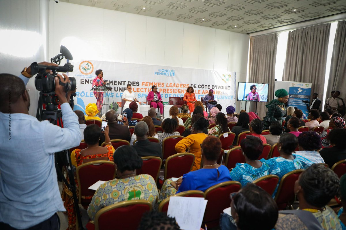 onufemmesCIV's tweet image. #ÉlectionsApaiséesCI
Des femmes leaders ivoiriennes, sous l’égide du MCNSLP @solidarite2021 et avec le soutien de @onufemmesCIV, signent une charte pour la paix, la médiation et la cohésion nationale.
Un geste fort pour une Côte d’Ivoire unie.
#LeadershipFéminin #CIV202