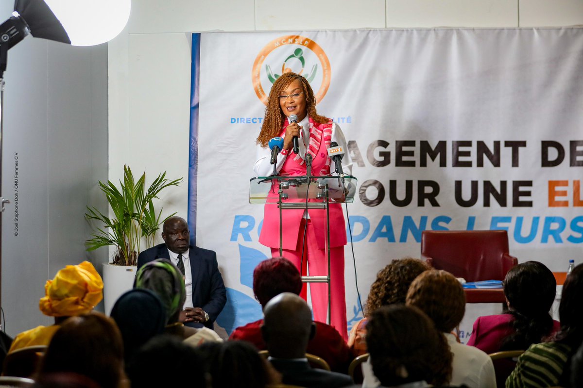 onufemmesCIV's tweet image. #ÉlectionsApaiséesCI
Des femmes leaders ivoiriennes, sous l’égide du MCNSLP @solidarite2021 et avec le soutien de @onufemmesCIV, signent une charte pour la paix, la médiation et la cohésion nationale.
Un geste fort pour une Côte d’Ivoire unie.
#LeadershipFéminin #CIV202