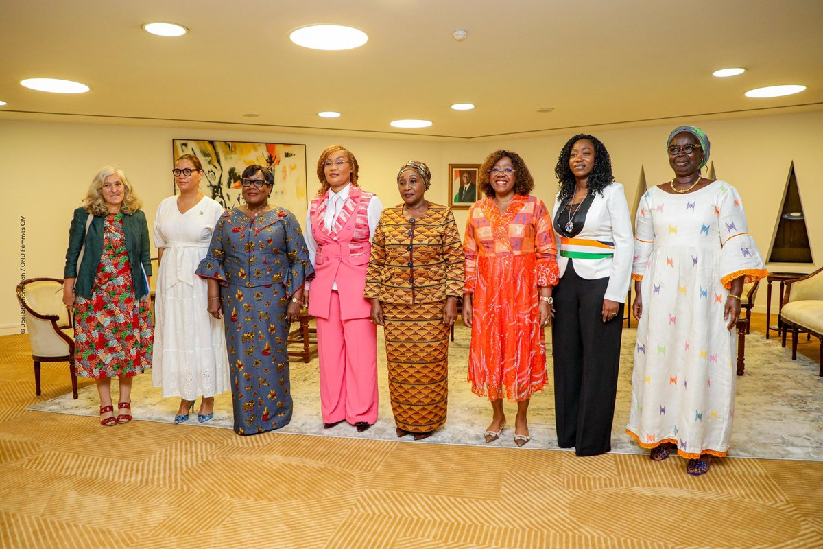 onufemmesCIV's tweet image. #ÉlectionsApaiséesCI
Des femmes leaders ivoiriennes, sous l’égide du MCNSLP @solidarite2021 et avec le soutien de @onufemmesCIV, signent une charte pour la paix, la médiation et la cohésion nationale.
Un geste fort pour une Côte d’Ivoire unie.
#LeadershipFéminin #CIV202