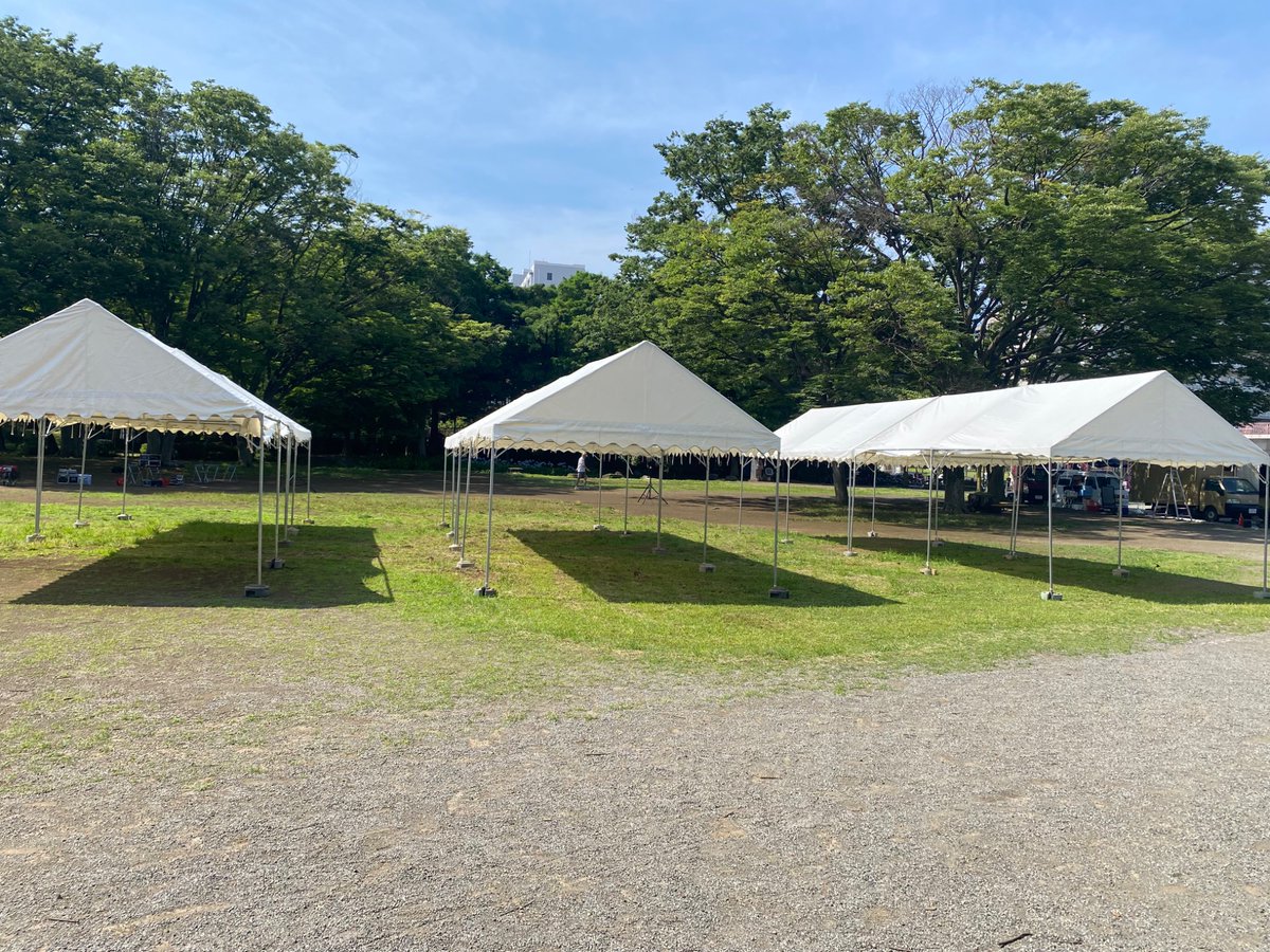 【まもなくスタート！】
茅ヶ崎大道芸フェスティバル、ただいま準備中🎪✨

本日は快晴☀️キッチンカーもずらりと並び、テントの設営も順調に進んでいます！
10:00スタートに向けて着々と準備が整っていますので、お近くの方はぜひお立ち寄りください🚶‍♀️🌿

#茅ヶ崎 #大道芸フェス #キッチンカー