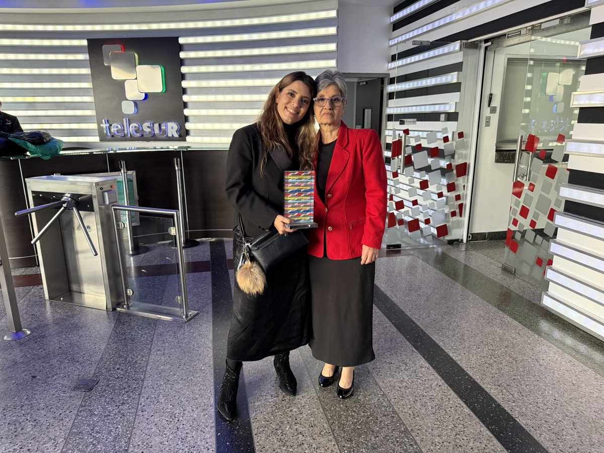 TeleSUR recibe el premio nacional de periodismo de Vzla. Estuve junto a María Alvarado ( en la foto), que es también fundadora del multimedio, trabaja en el área de servicios generales y desde esa responsabilidad ha aportado decisivamente en el cumplimiento de nuestra misión. 1/2