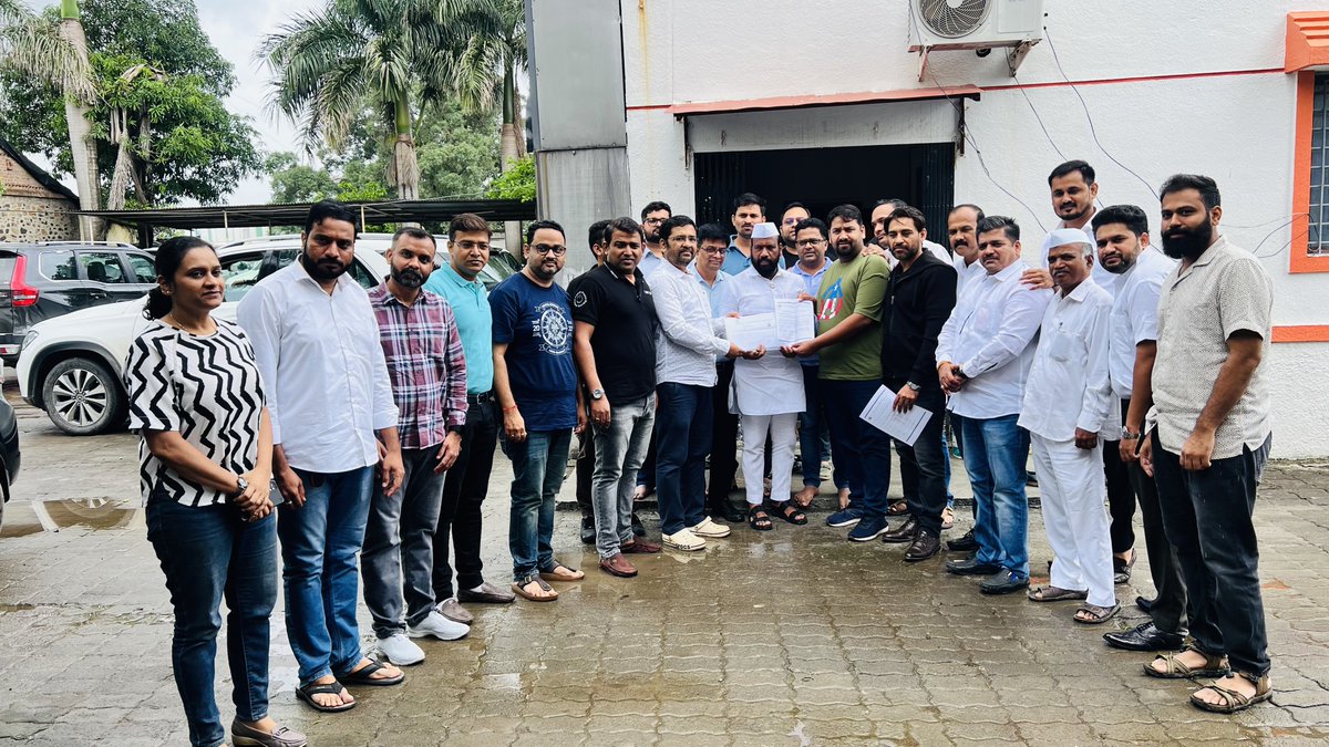 pcmchsgsociety's tweet photo. #uncloghinjawadiitpark online petition signatures movement
27.06.2025

@shankarmandekar आयटी पार्क कर्मचाऱ्यांच्या रोजच्या दिनचर्याचा भाग आणि तेथील प्रवासाचा त्रास गेल्या वीस वर्षांपासून सुरू आहे. या समस्यां निराकरणासरठी कोणीच वाली नसल्यामुळे ही मिटिंग आम्ही आयटी कर्मचाऱ्यांनी आमदारांसोबत बोलावली होती, आमदार साहेबांनी पूरपरिस्थिती निर्माण झाल्यानंतर कामांच्या तयारीची संपूर्ण माहिती आम्हाला वेळ देऊन पुरविली. 
अपेक्षा हीच असेल की आता २० वर्षाणीतरी आम्हा आयटी कर्मचाऱ्यांना या रोजचा प्रवासाच्या जाचातून मुक्त करा ,ही विनंती. 

आयटी पार्क मध्ये ८०% कर्मचारी हे पिंपरी चिंचवड आणि पुणे शहरातील असल्यामुळे आम्ही विलीनीकरणाची किंवा स्वतंत्र पालिकेची मागणी देखील केली आहे, काल सर्व मीडिया चॅनेल ना २२००० ऑनलाइन पिटिशनच्या साह्यांसकट आम्ही माहिती पुरविली.@RahulAsks