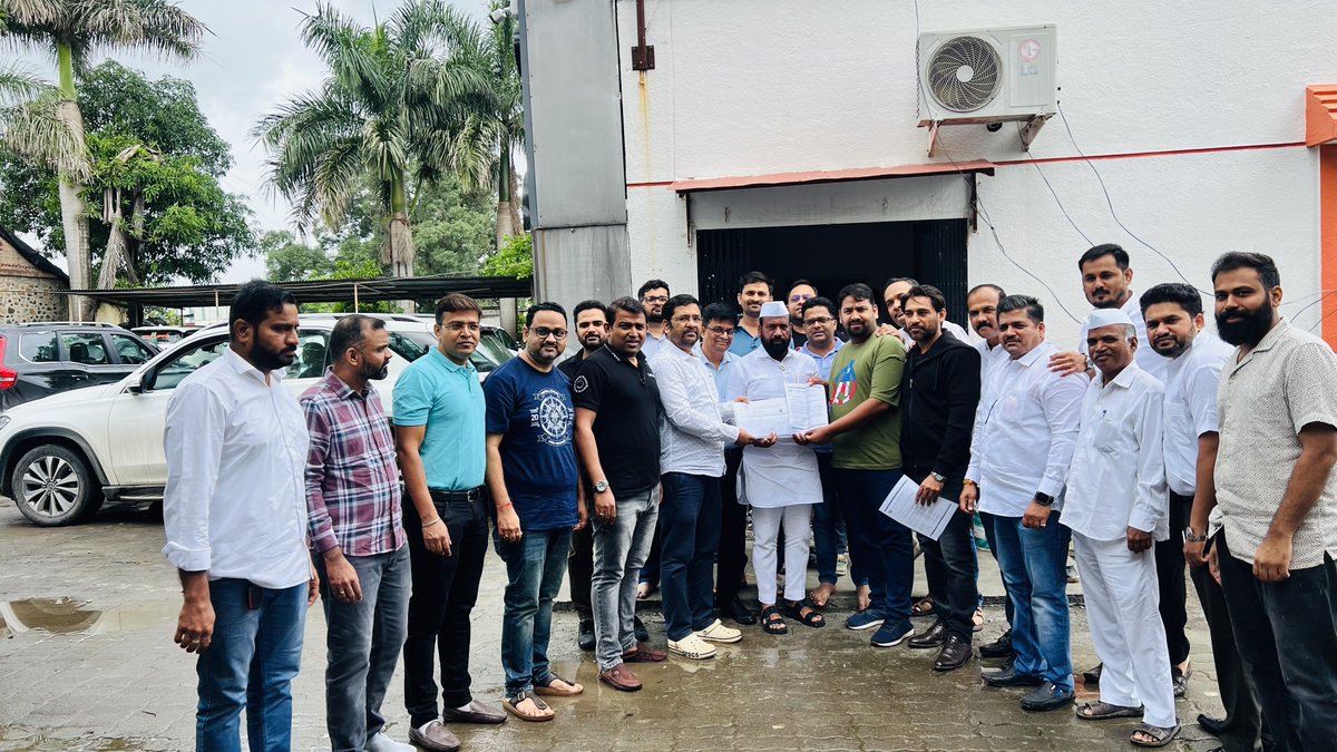 pcmchsgsociety's tweet photo. #uncloghinjawadiitpark online petition signatures movement
27.06.2025

@shankarmandekar आयटी पार्क कर्मचाऱ्यांच्या रोजच्या दिनचर्याचा भाग आणि तेथील प्रवासाचा त्रास गेल्या वीस वर्षांपासून सुरू आहे. या समस्यां निराकरणासरठी कोणीच वाली नसल्यामुळे ही मिटिंग आम्ही आयटी कर्मचाऱ्यांनी आमदारांसोबत बोलावली होती, आमदार साहेबांनी पूरपरिस्थिती निर्माण झाल्यानंतर कामांच्या तयारीची संपूर्ण माहिती आम्हाला वेळ देऊन पुरविली. 
अपेक्षा हीच असेल की आता २० वर्षाणीतरी आम्हा आयटी कर्मचाऱ्यांना या रोजचा प्रवासाच्या जाचातून मुक्त करा ,ही विनंती. 

आयटी पार्क मध्ये ८०% कर्मचारी हे पिंपरी चिंचवड आणि पुणे शहरातील असल्यामुळे आम्ही विलीनीकरणाची किंवा स्वतंत्र पालिकेची मागणी देखील केली आहे, काल सर्व मीडिया चॅनेल ना २२००० ऑनलाइन पिटिशनच्या साह्यांसकट आम्ही माहिती पुरविली.@RahulAsks