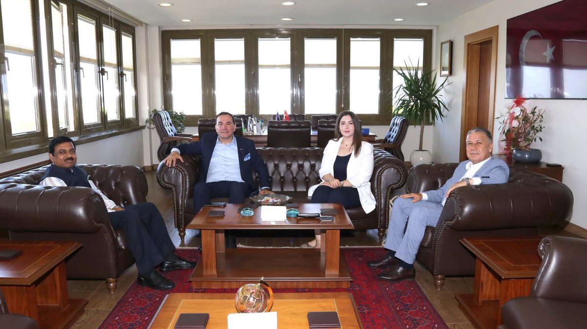TevfikDonmez1's tweet photo. @IndiaInTurkiye Büyükelçisi @MukteshPardeshi, @MersinUnv Rektörü @YasarProf’ı makamında ziyaret etti
📚 Akademik iş birlikleri ve değişim programları ele alındı
🎁 Kütüphaneye 🇮🇳 kitapları, Rektörümüze #TacMahal maketi hediye edildi
@IlimBeta
#TürkiyeHindistan #EğitimDiplomasisi https://t.co/Z1bMpwfbLF