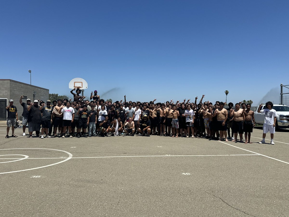 LHSSpartansFB's tweet image. Our annual BBQ & pool day to wrap up the summer ☀️🍔🌭 (minus the pool 😅😬).
Despite the setback, we still made the most of it with sprinklers, slip & slides, corn hole, & some pick up basketball & football games!
Great job this summer, fellas! Stay active during the break.