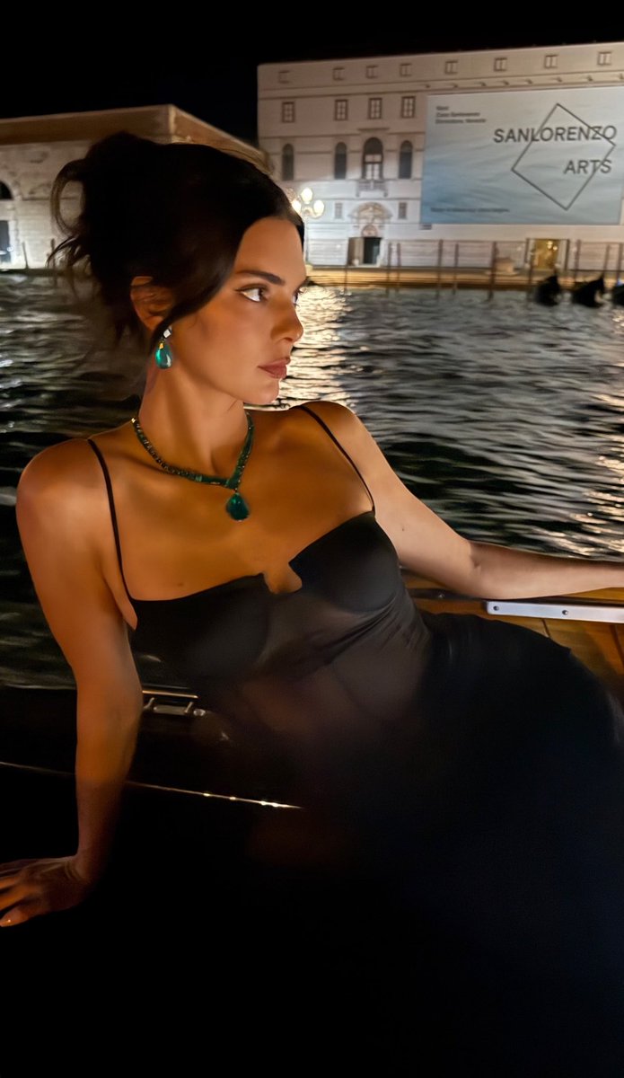 itfamousx's tweet photo. no words just kendall jenner https://t.co/0etCuq02h4