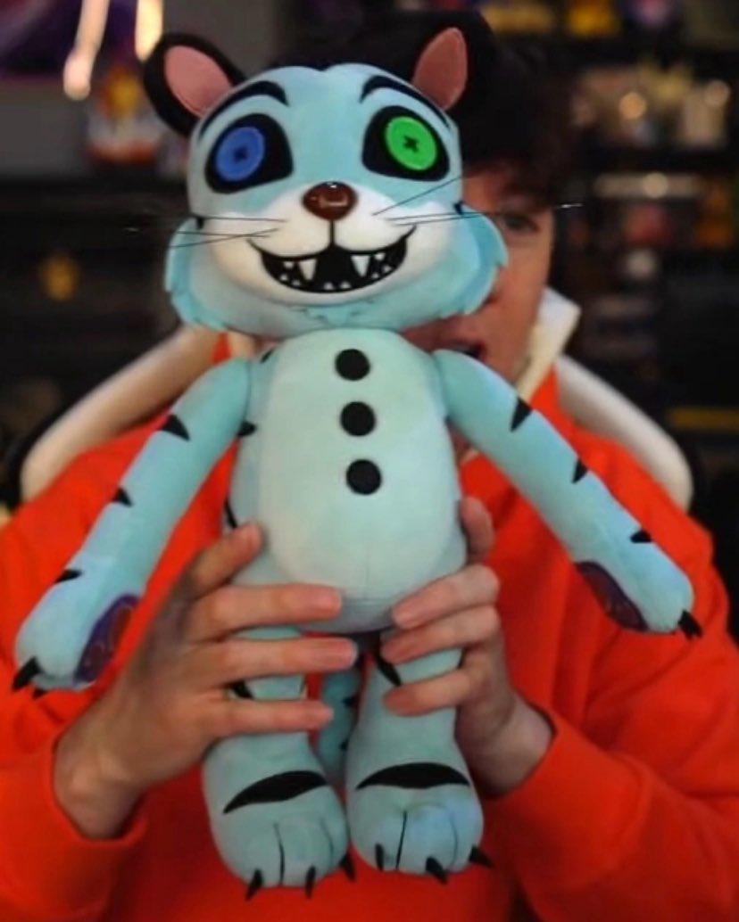 FlopFoNoH0's tweet image. Why is the prototype White Tiger Hex plush blue for some reason?