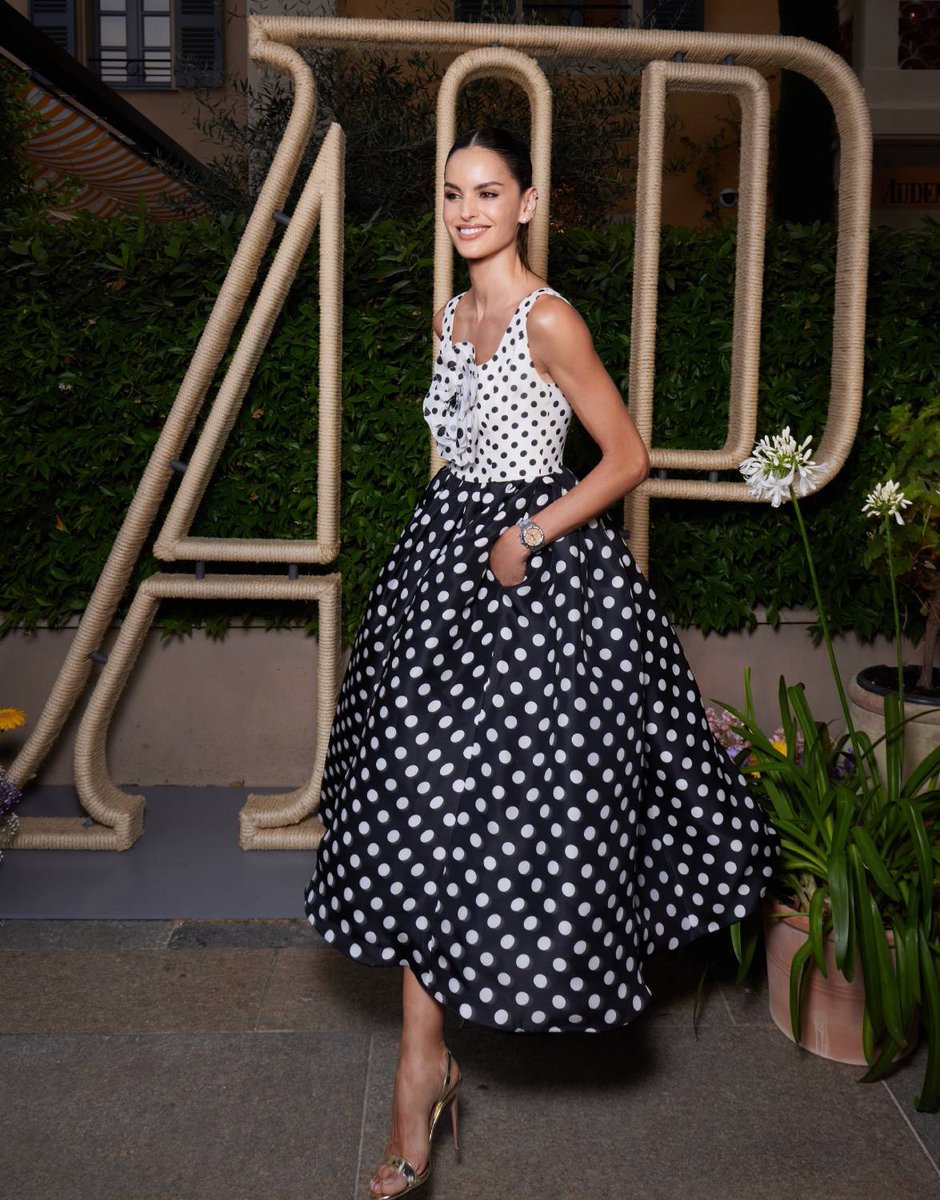 Izabel Goulart é a nova Friend of the House da Audemars Piguet. Modelo brasileira marca a nova fase da sua relação com a relojoaria suíça durante eventos exclusivos em St. Tropez.
harpersbazaar.uol.com.br/moda/izabel-go…