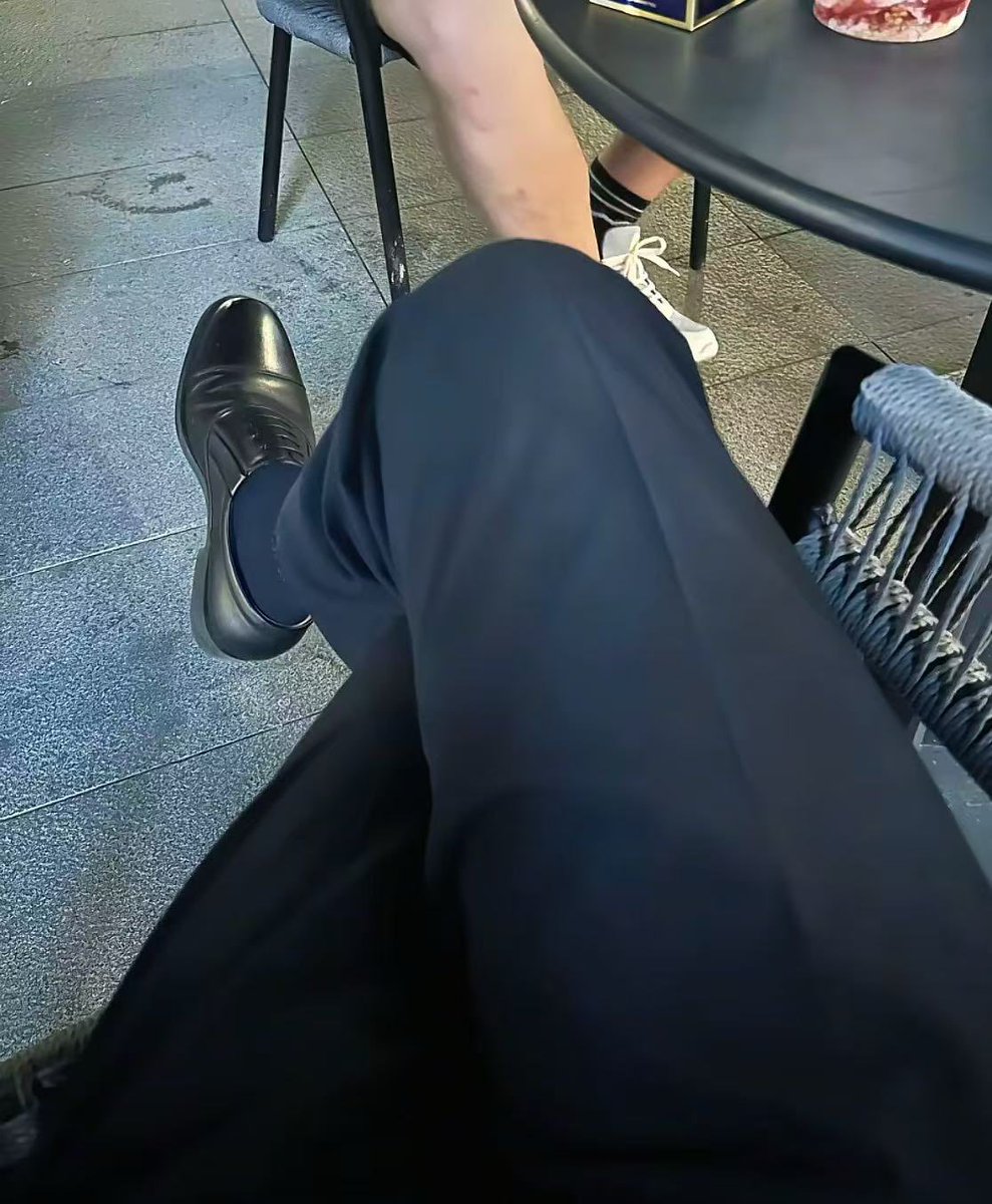 昨晚喝到凌晨2点，艹！
真他妈的头疼，🐶子们！
该跪着过来干正事儿了！