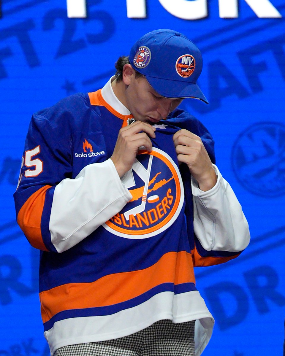 The entire hockey world is so proud of you, Matthew. 👏 

📺: 2025 Upper Deck #NHLDraft on <a href="/espn/">ESPN</a>, <a href="/ESPNPlus/">ESPN+</a>, <a href="/Sportsnet/">Sportsnet</a> and <a href="/TVASports/">TVA Sports</a>
