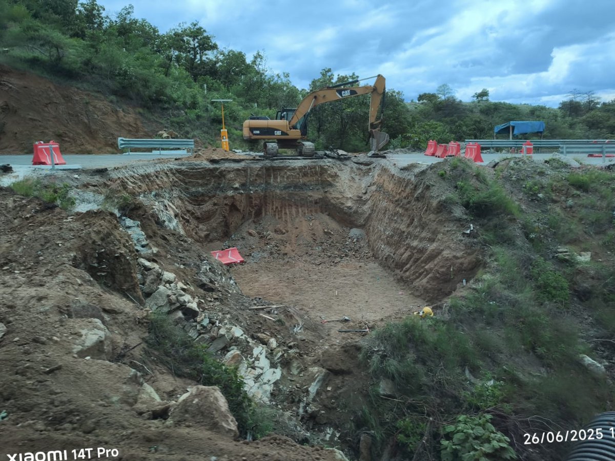 Personal técnico del <a href="/SMareograficoN/">Servicio Mareográfico Nacional UNAM</a> se desplazó a Puerto Ángel para recuperar los datos del registro del #huracán #Erick. Esta información es sumamente valiosa para los reportes y para los estudios científicos que se realizan con mira a estar más prevenidos ante huracanes.