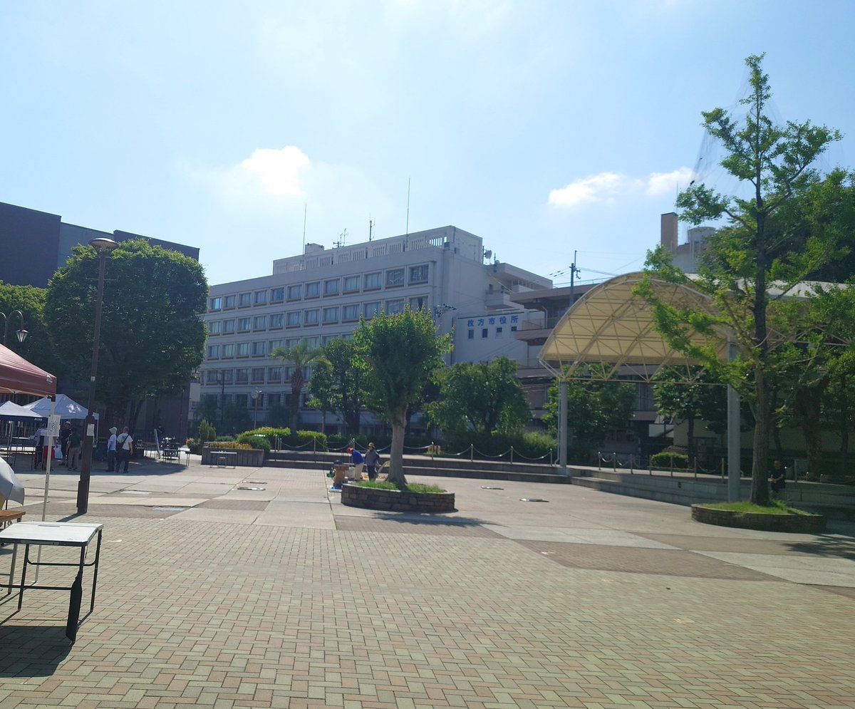 おはようございます！
大阪府枚方市晴れ☀
#ひらかたブックバザール 設営始まりました。
太陽サンサンですが、時折涼しい風が通ります。
皆さま、暑さ対策の上お越しください🙌
#ニッペパーク