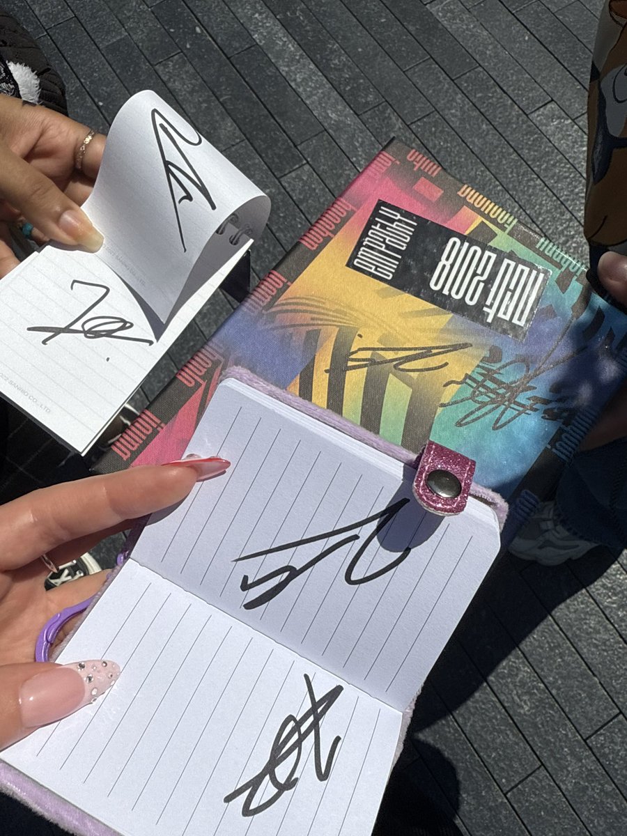 รีล่า อ้ยยยยยยยมีคนเจอพี่เตนล์ที่ลอนดอน น่าจะเดินเที่ยวเล่นแน่เลย เห็นพี่ๆในค่ายก็ไปเที่ยว แถมให้ลายเซ็นมาอีกน่ารักจังเลยเตนล์