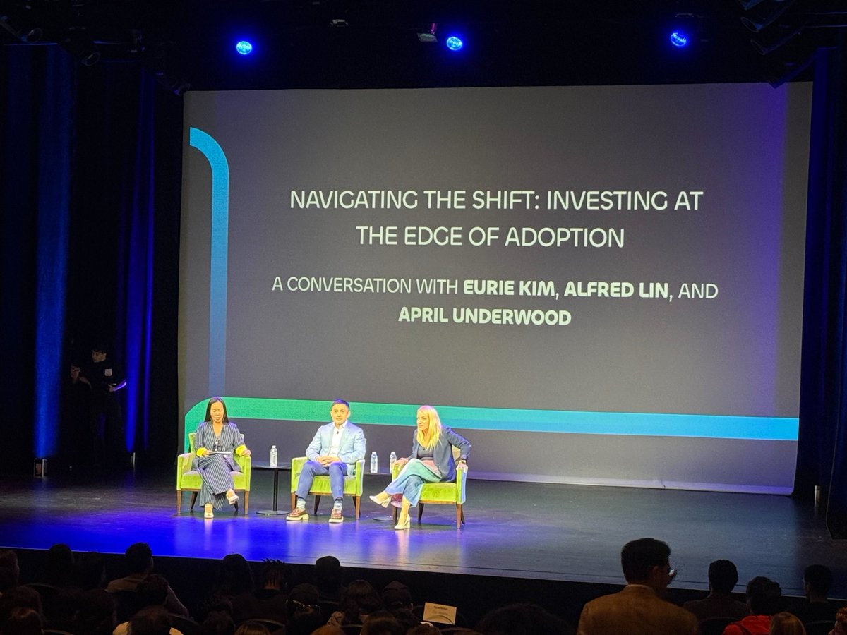 youngfonz's tweet image. Just hit Humans in the Loop 2025 at the Presidio Theatre, easily one of the best venues in SF.
Room was packed w/ builders, VCs & visionaries pushing consumer AI forward. Reid Hoffman & Mike Krieger brought 🔥. Alfred Lin dropped straight gems.
Real-time annotation, ethical…