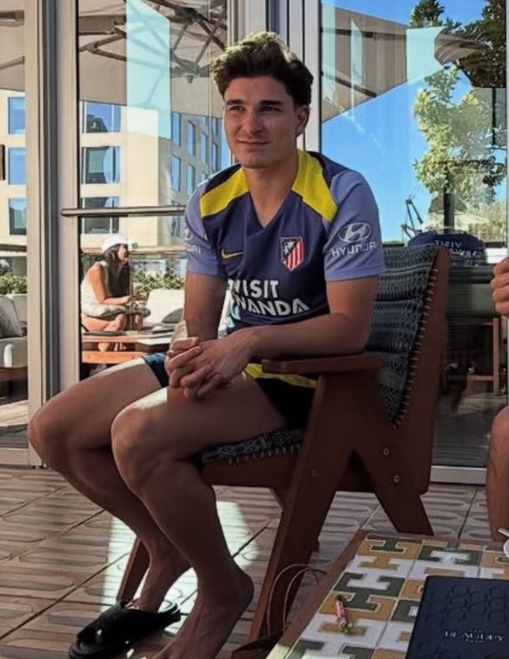 julián haciendo reposo y comiendo palitos de la selva ya anda con antojos el primer trimestre de embarazo es complicado