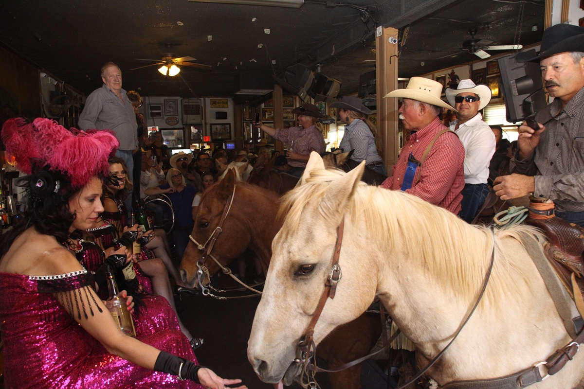Meet ghosts, horses, and maybe your favorite celebrity at Paso Robles’ quirkiest watering hole -  slovisitorsguide.com/meet-ghosts-ho… 
#sanluisobispo