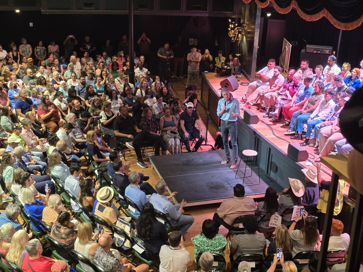 Beto takes the stage at his rally at The Pearl.
