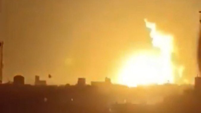 #خان_يونس | في محاولة يائسة للانتقام من ضربات المقاومة، يشن العدو قصف هستيري على المنطقة في هذه الأثناء، ويفجر المباني فوق رؤوس المدنيين، في مشهد يجسد عجزه وفشله الميداني.