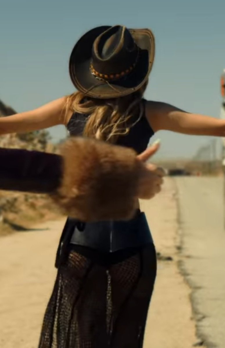 แล้วชุดนี้คือหน้าจึ้งมากเสียดายที่ไม่ได้เห็นในทีเซอร์