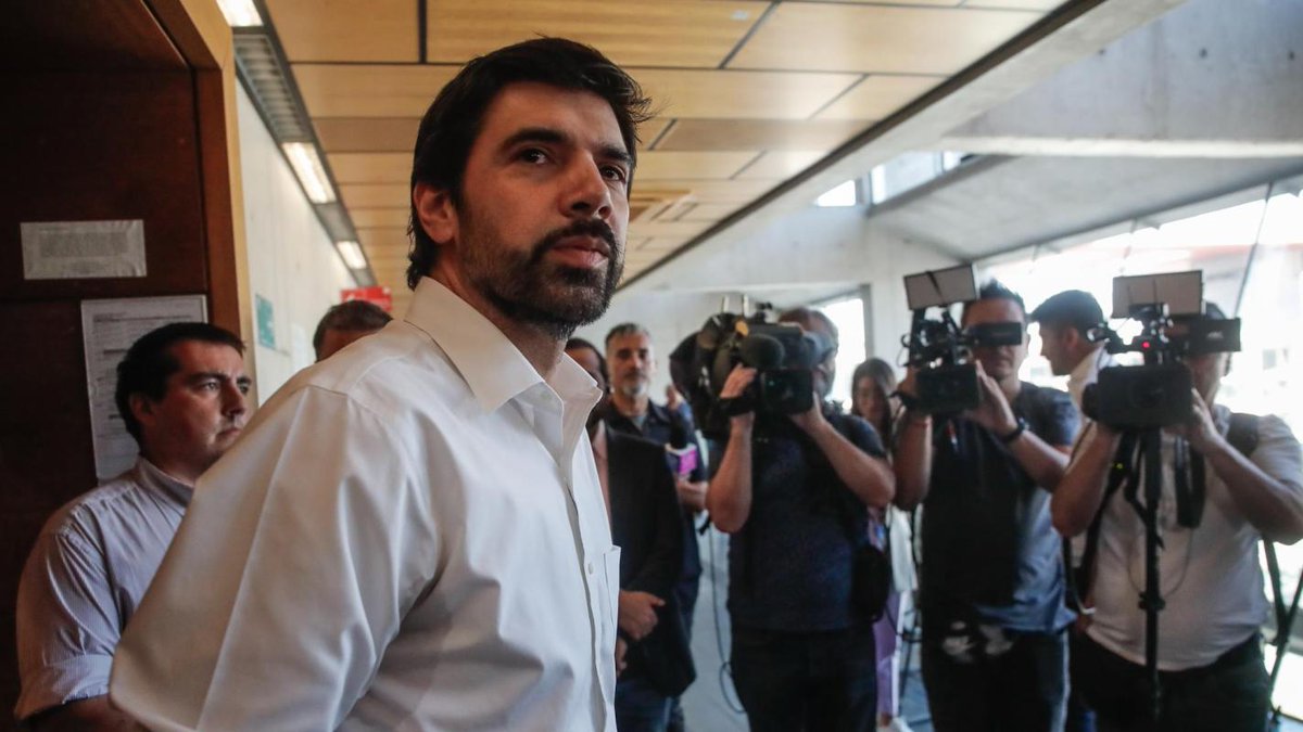 ÚLTIMO MINUTO: La Fiscal regional, Lorena Parra, presentó la solicitud de desafuero contra el diputado de la UDI, Joaquín Lavín. Con ésto el Ministerio Público busca quitarle su inmunidad parlamentaria con miras a su formalización en una indagatoria por fraude al fisco.
