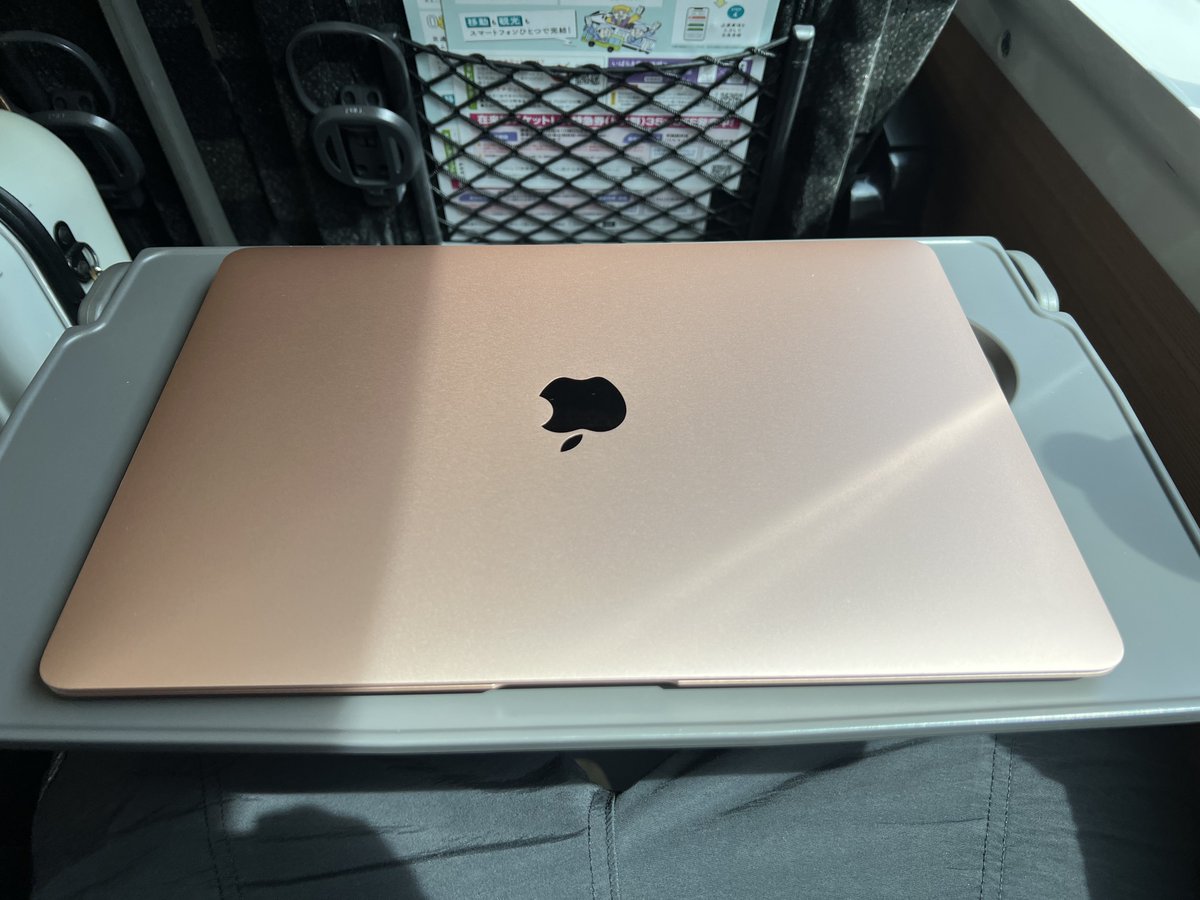 この忙しい時にPCが反応しなくなってしまい修理に出して作業再開から3日でまた動かなくなり、思い切って新調しました！

今日からNew MacBook Air💻
働くぞ〜