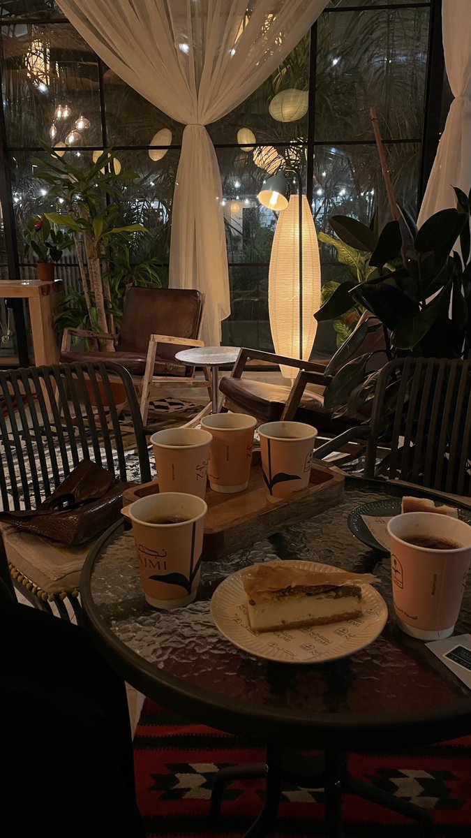 الأحلى من القهوة ، جُلساء يحبهم القلب🤎. .