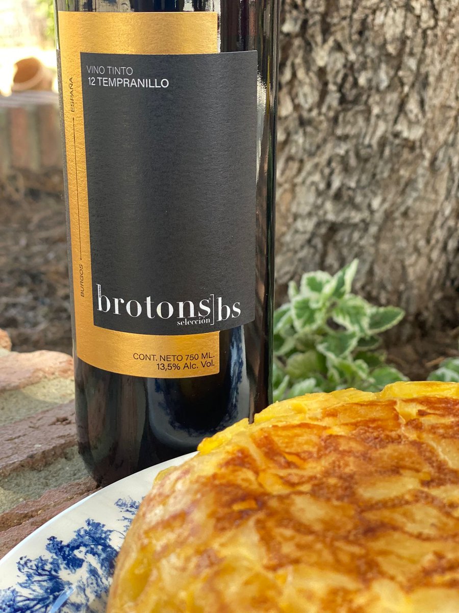 Hoy vamos a disfrutar de un vino con carácter y raíces profundas: nuestro Tinto 12 Tempranill, elaborado en nuestra bodega de Burgos.

Un Tempranillo madurado 12 meses en barrica de roble francés, con notas intensas a frutos rojos maduros, especias y un toque de madera elegante.