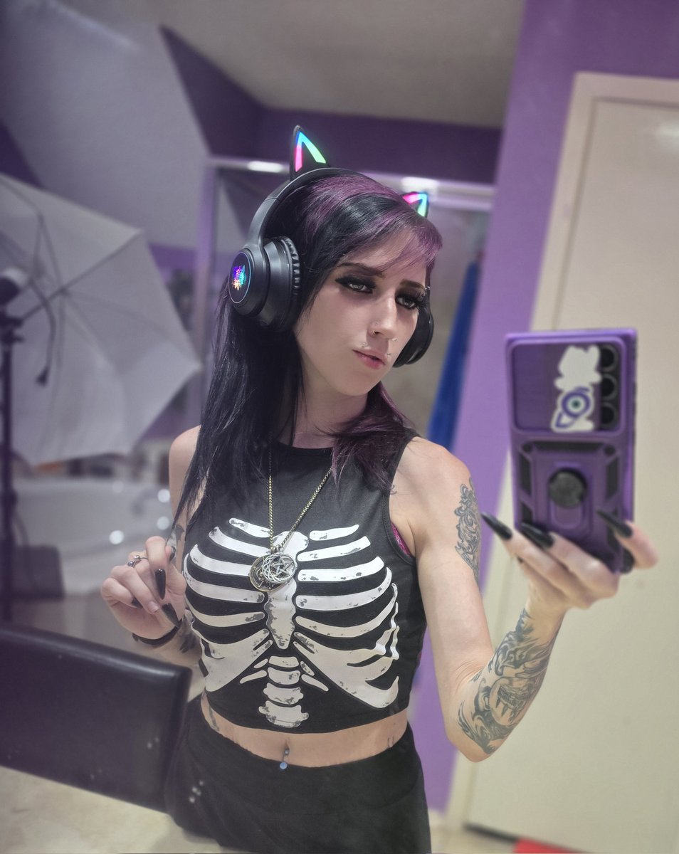 Tequila_rose66's tweet photo. God I love my new headphones, what do you think 🤔? 
#tattooedgirl #spicydisaster #hot🥵 #fypシ゚viral #pettylevels #alternativegirl #lol  #contentcreator #gothicgoddess https://t.co/HPZZn9tlWr