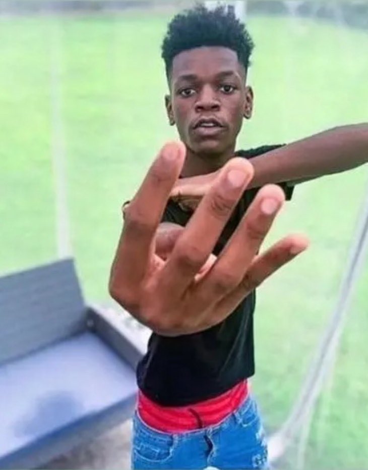 AjDuxche's tweet photo. Son threw up 4s in his face Im fucking crying 😭😭😭😭😭😭 https://t.co/Xy2xgCuGGI