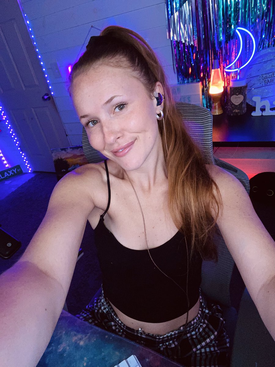 weeeee it’s game night 🩵
twitch.tv/GalaxEGirl