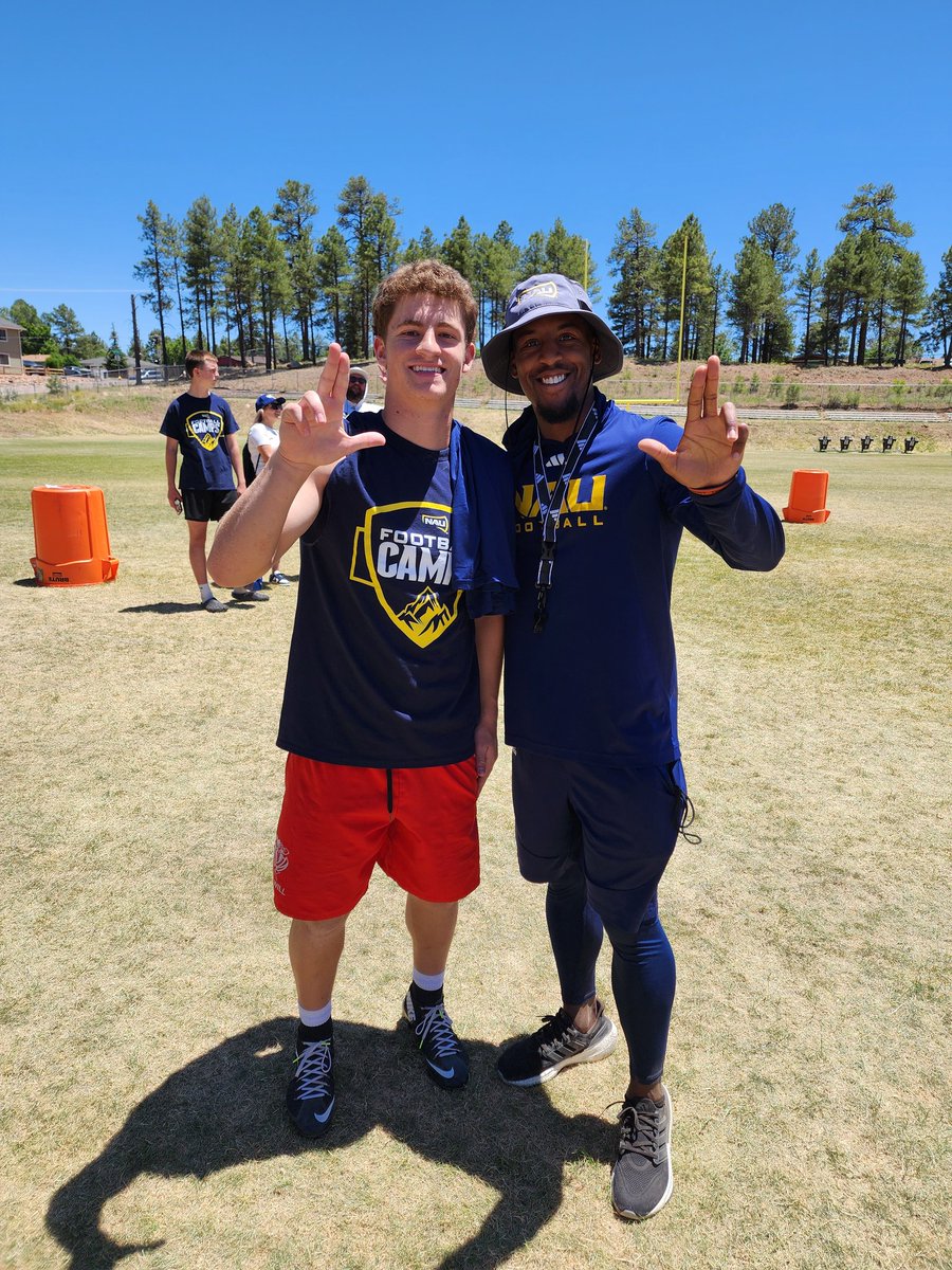BobbyNesbit_22's tweet image. Had a great camp @NAU_Football today. After winning the fastest man at camp, winning all my one on ones, and putting up a 4.45 x 40 I'm grateful to @Coachbwright4 and @CoachSwanson_ for naming me the Running Back MVP.
#RaiseTheFlag
@TimRoschmann @CoachB_Larson
@stephaunpeters…